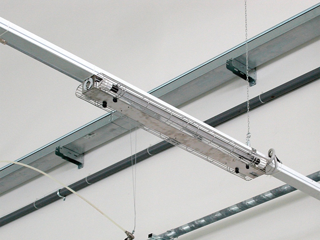 UV-C-Gerät zur Luft- und Oberflächenentkeimung, eingebaut in Edelstahl mit seriellem Anschluss | 76W - 1646 x 65 x 96mm - IP55