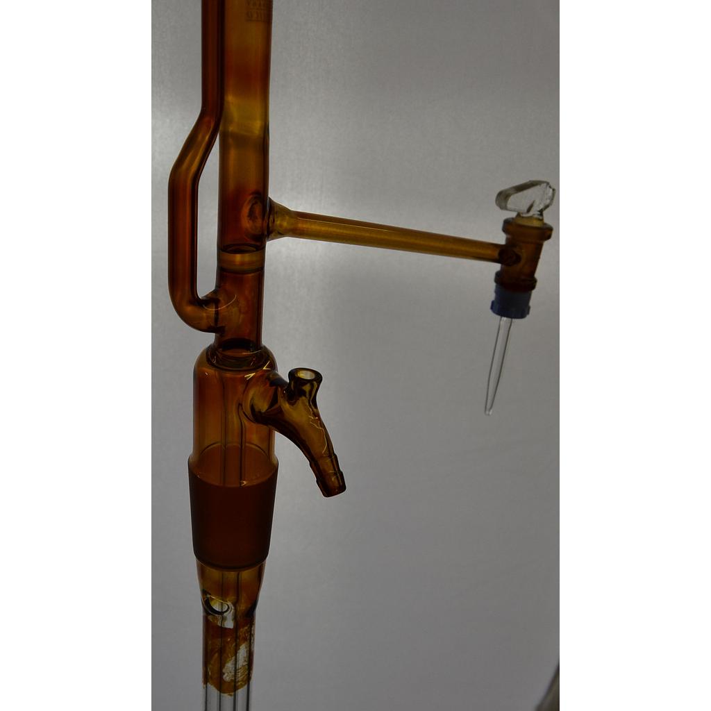 (3 124 105) Pelletbüretten, 10 ml:0,02, DIN-AS, o. Zwischenhahn,  seitlicher  VENTILHAHN, PTFE-Spindel, Braunglas,   mit 2l Vorratsflasche, konf. bescheinigt o. Druckball    