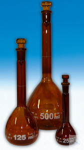 [3 670 003 USP] (3 670 003 USP) Messkolben, 25 ml, braun eingefärbt, NS 10/19, mit NS-Sechskant-Hohlstopfen,  Klasse A, konformitätsbescheinigt, Diffico weiß, hergestellt aus Borosilikatglas 3.3, USP    