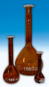 [3 670 003 P USP] (3 670 003 P USP) Messkolben, 25 ml, braun eingefärbt, Klasse A, NS 10/19, mit NS-PE-Stopfen,   konformitätsbescheinigt, DIFFICO weiß, hergestellt aus Borosilikatglas 3.3, USP    